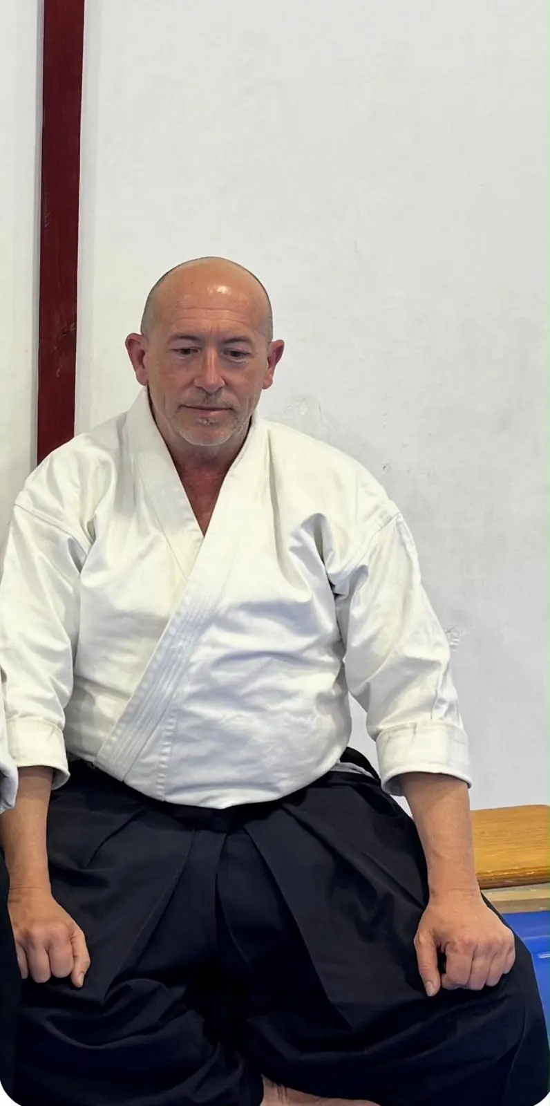 David Escandell con hakama, sentado en el tatami
